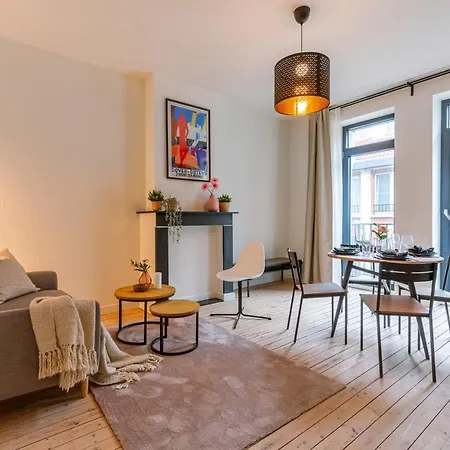 Huswell - Spacious And Warmly Furnished Lägenhet