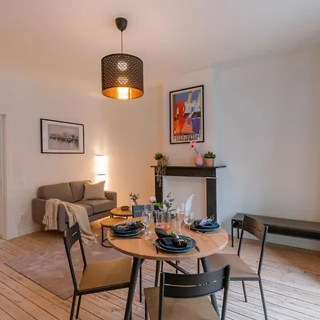 Huswell - Spacious And Warmly Furnished Lägenhet *
