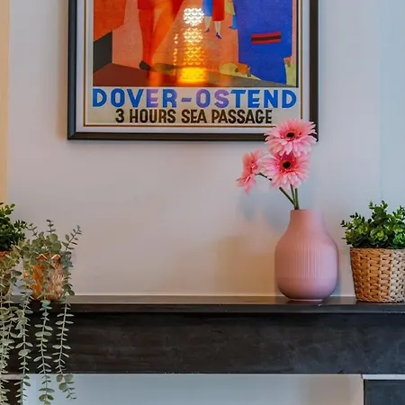 Huswell - Spacious And Warmly Furnished Lägenhet *