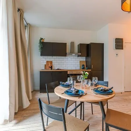 Huswell - Spacious And Warmly Furnished Lägenhet *